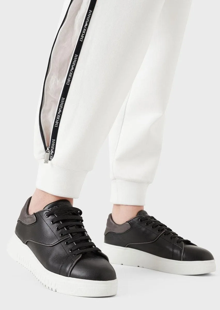 Pantaloni jogger in double jersey con tape logo e zip laterale